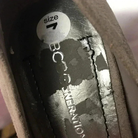 BCBGENERATION WO SZ 7 TAUPE SUEDE PUMPS 4” HEEL - Picture 8 of 13